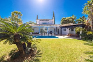 Chalet in Nueva Atalaya. Descubre esta elegante villa independiente situada en la exclusi