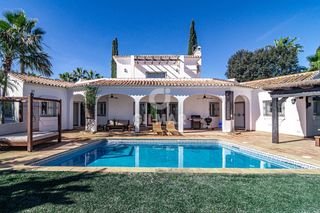 Xalet a Nueva Atalaya. Descubre esta elegante villa independiente situada en la exclusi