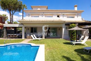 Xalet a Casasola. Exclusiva villa privada a escasos metros del mar en una de las z