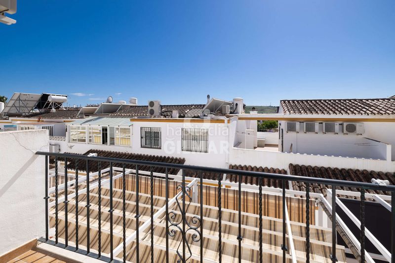Foto 1e0e64d4-dffa-44d6-bb54-6235ae2b8461. Casa adossada amb calefacció aparcament a Zona Calvario Estepona