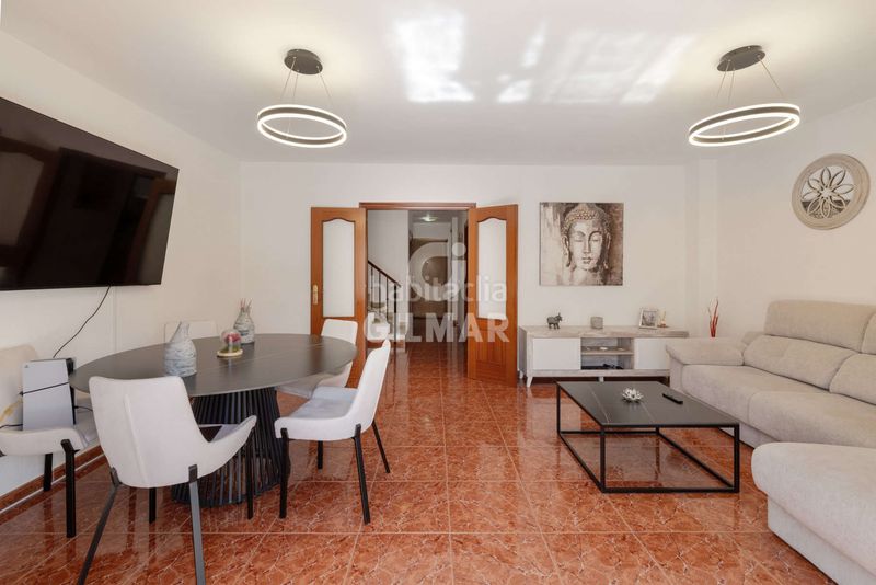 Foto 722527f1-d6d9-4ef2-970a-20cb44b8d405. Casa adossada amb calefacció aparcament a Zona Calvario Estepona