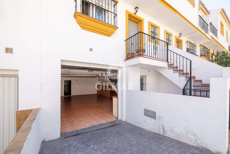 Foto caed9081-2014-4e0d-8af6-ece8abcdafff. Casa adossada amb calefacció aparcament a Zona Calvario Estepona