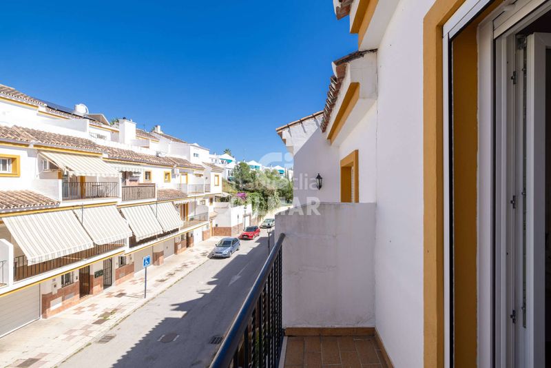Foto f84e88fe-8261-4898-a827-ed679396c7f8. Casa adossada amb calefacció aparcament a Zona Calvario Estepona