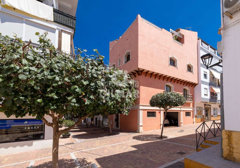 Foto 00c68230-af6e-423a-922e-e7b6bf8122b4. Casa aparellada amb aparcament piscina a Centro Estepona