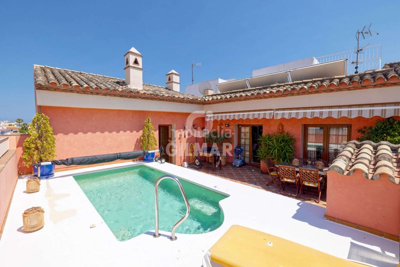 Foto 59f8f8df-e941-4450-803f-7343641c3c8c. Casa aparellada amb aparcament piscina a Centro Estepona