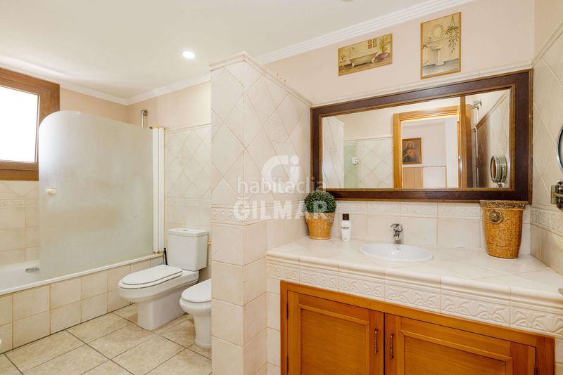 Foto 61fdb647-f2ad-41d9-a54a-7be89d92f7fe. Casa aparellada amb aparcament piscina a Centro Estepona