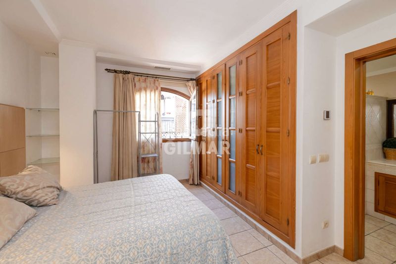 Foto 76e9c9be-fd9e-434b-981a-d65ce7423d80. Casa aparellada amb aparcament piscina a Centro Estepona