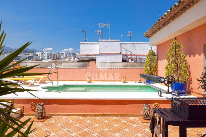 Foto ab42a736-bc50-4381-a940-81e57ab172dd. Casa aparellada amb aparcament piscina a Centro Estepona