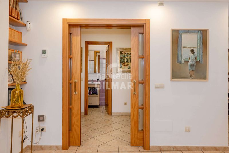 Foto b98a4bb2-9c82-4bad-b562-cc10d1f33003. Casa aparellada amb aparcament piscina a Centro Estepona