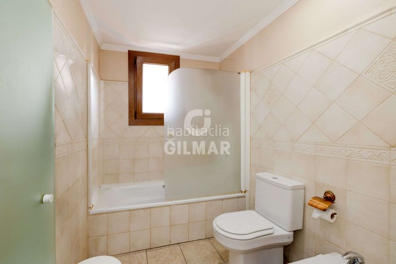 Foto e32ad3a9-0209-4b18-ad69-c6a05d09b896. Casa aparellada amb aparcament piscina a Centro Estepona