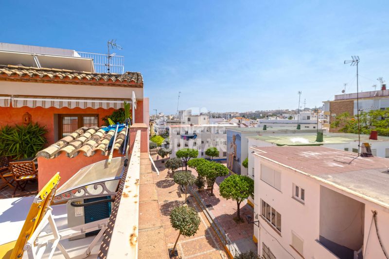 Foto f279eef3-5158-4730-b7e0-cacdeaf34f1d. Casa aparellada amb aparcament piscina a Centro Estepona
