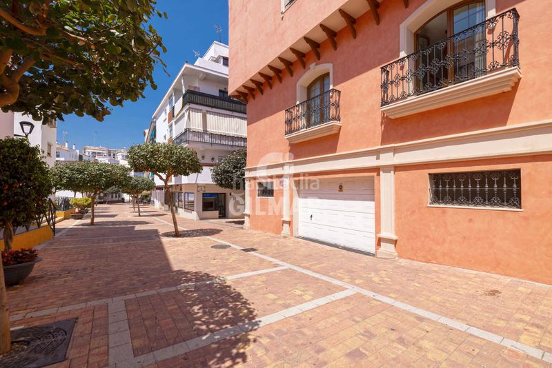 Foto f45f1f07-1d19-4859-bf5f-d6388448952b. Casa aparellada amb aparcament piscina a Centro Estepona