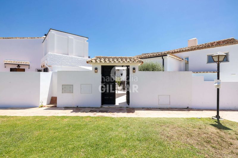 Foto 0ad3f581-8088-4645-8999-a24ce47209a8. Casa adossada a Bahía Dorada Estepona