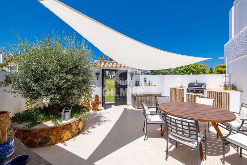 Foto 1ac66750-4142-4d8f-a032-8fdefbde6420. Casa adossada a Bahía Dorada Estepona