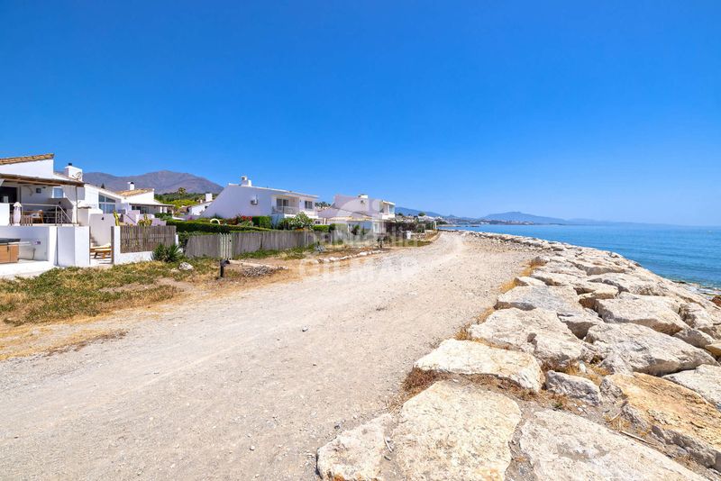 Foto a9348d96-4fa1-4248-9142-bed36eb0296b. Casa adossada a Bahía Dorada Estepona