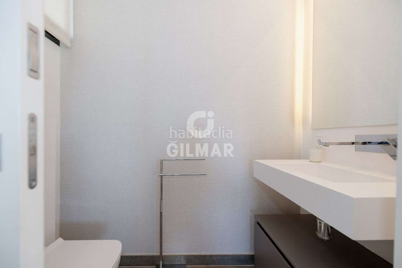 Foto 0a2180e3-53fb-42e8-a89b-e5021d279e66. Casa aparellada amb calefacció aparcament piscina a Estepona