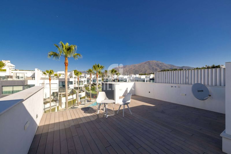 Foto 2a1d8538-9b12-4deb-abe7-16167a1e8a5b. Casa aparellada amb calefacció aparcament piscina a Estepona
