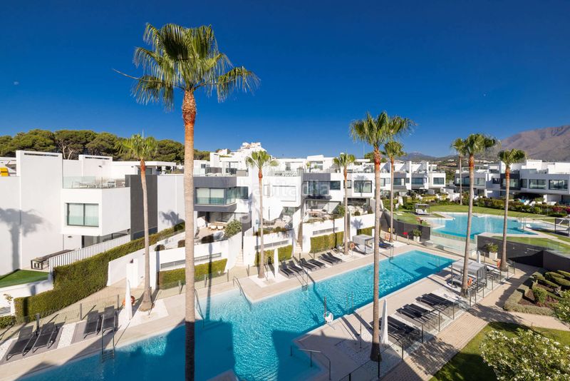 Foto 3e3bad46-bf02-43cd-8f52-71da501ed3ba. Casa aparellada amb calefacció aparcament piscina a Estepona