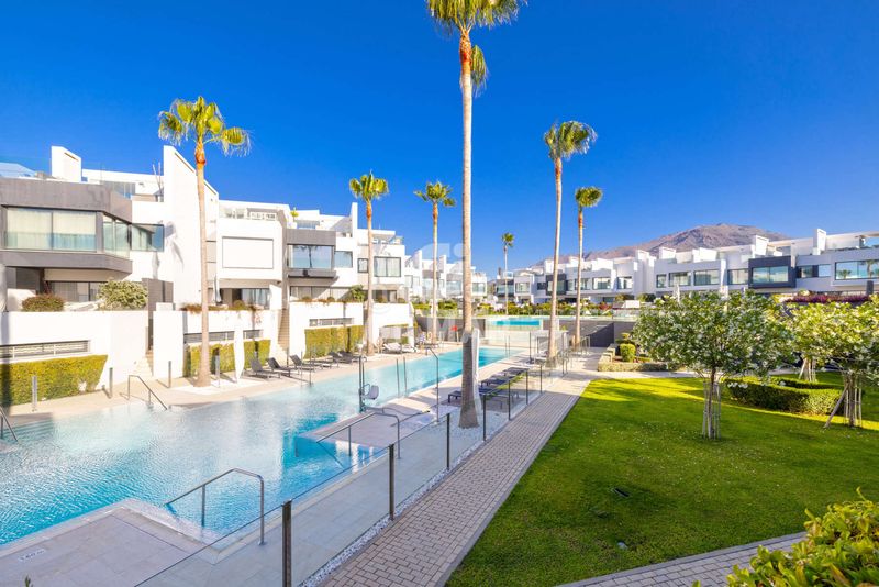 Foto 4e85b447-db69-46f8-af36-6092707c6f60. Casa aparellada amb calefacció aparcament piscina a Estepona