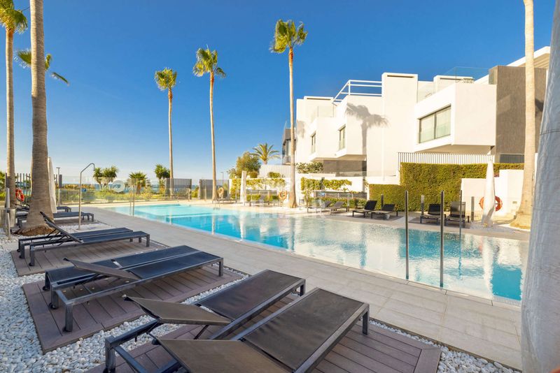 Foto a219263c-b200-40b4-96e1-316769e484c1. Casa aparellada amb calefacció aparcament piscina a Estepona