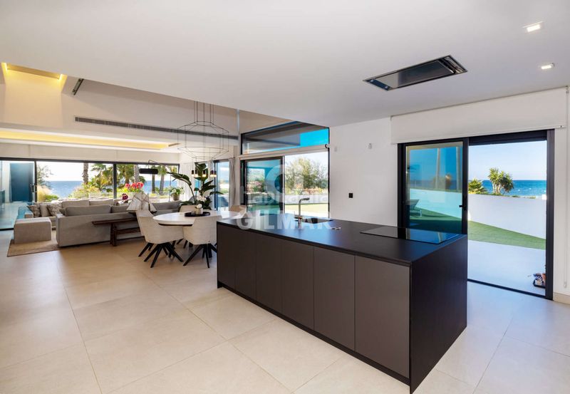 Foto e9ded98d-170a-4ab5-a989-038729a2d255. Casa aparellada amb calefacció aparcament piscina a Estepona