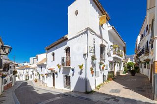 Casa aparellada a Centro. Descubre esta casa mata con el encanto de las casas blancas de l