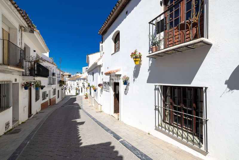 Foto 2a38f0be-24a8-4713-845a-e29d000406c4. Casa aparellada amb calefacció a Centro Estepona