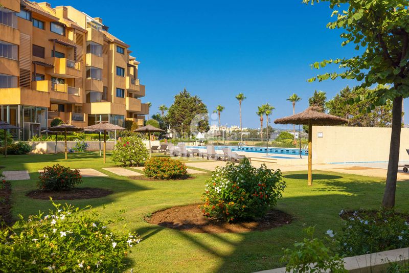 Foto 2d1ee9af-3522-4573-bb3b-abb3bb8500d4. Apartament amb calefacció aparcament a puerto de Sotogrande-la marina Sotogrande