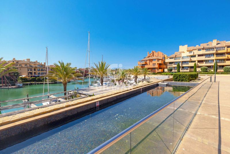 Foto 625acf2f-8b13-467c-b956-ef8f5f26b470. Apartament amb calefacció aparcament a puerto de Sotogrande-la marina Sotogrande