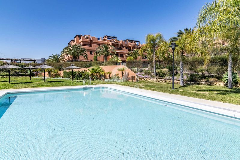 Foto aff2e548-b2da-4277-b9a6-48f1c20a4e93. Àtic amb calefacció aparcament a Zona de Punta Plata Estepona