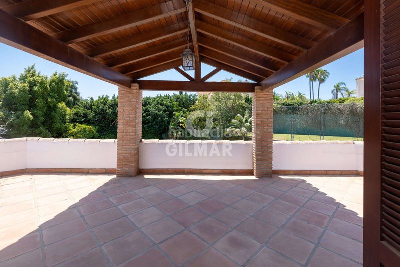 Foto d50e4bd4-7bc9-43fd-9bdd-d9b4e8e63e8c. Xalet amb piscina a Sotogrande alto Sotogrande