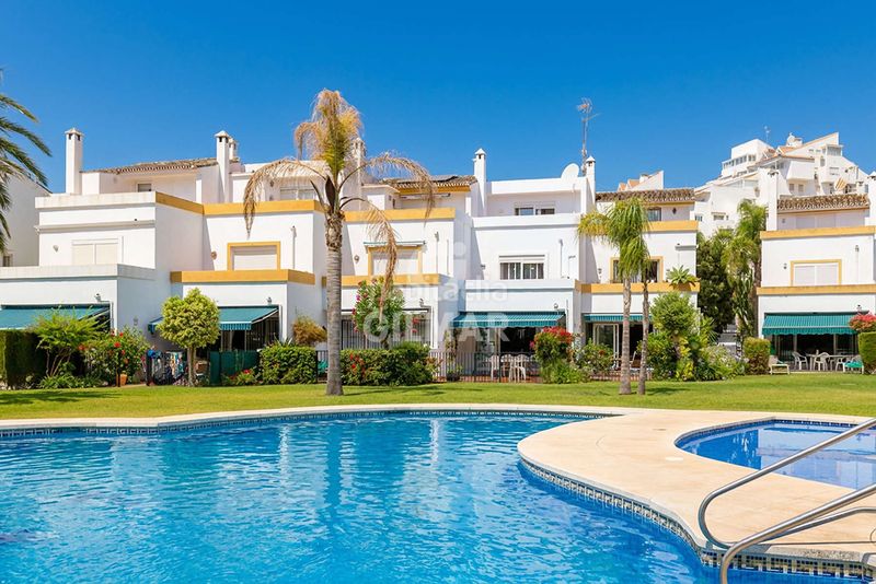 Foto 07bf929e-d610-4f61-9cd3-24a4c5c985c7. Casa adossada amb calefacció aparcament piscina a Estepona