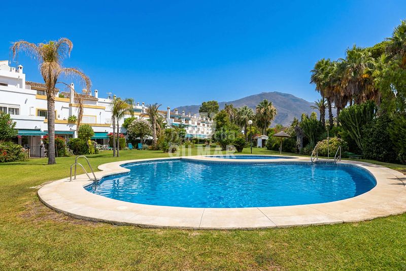 Foto 4473a553-b37e-47d1-be1e-f5111c21f244. Casa adossada amb calefacció aparcament piscina a Estepona