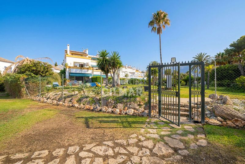 Foto 67e2de5e-f436-477e-9be5-4df5fb64b305. Casa adossada amb calefacció aparcament piscina a Estepona