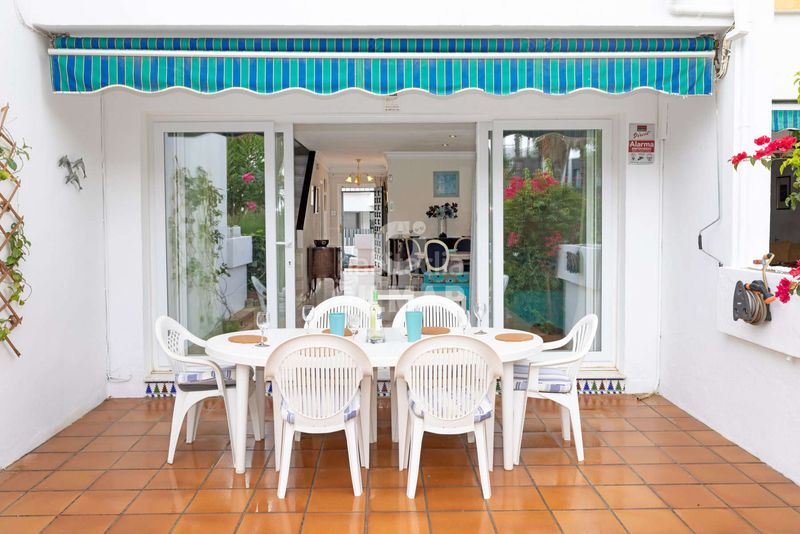 Foto b45557b1-0a22-42a7-b41b-4618cb0de333. Casa adossada amb calefacció aparcament piscina a Estepona