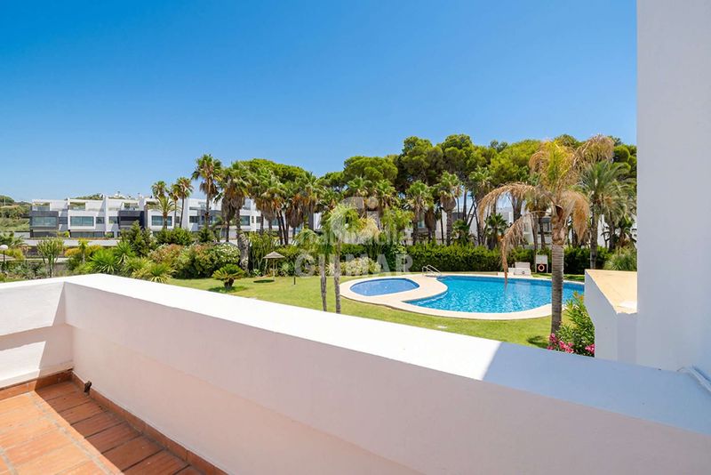 Foto f160f7b4-bc39-4080-b815-7a34328e543e. Casa adossada amb calefacció aparcament piscina a Estepona