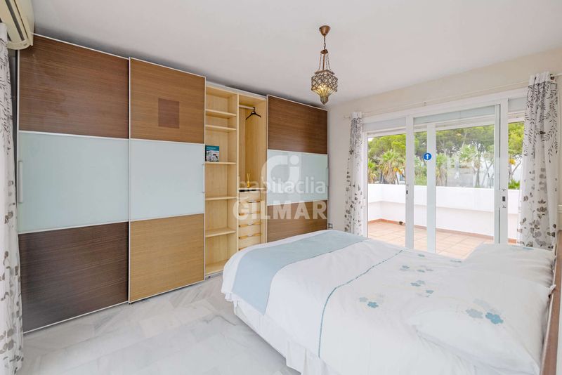 Foto f28f66d2-4aed-4a94-90a6-9272482d79b4. Casa adossada amb calefacció aparcament piscina a Estepona