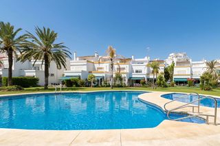 Casa adossada a Guadalobón. Vivir junto al mar, con estepona a un paseohay ubicaciones que p