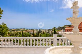 Xalet a Altos de Estepona. Descubre una villa con alma en plena nueva milla de oro, donde l