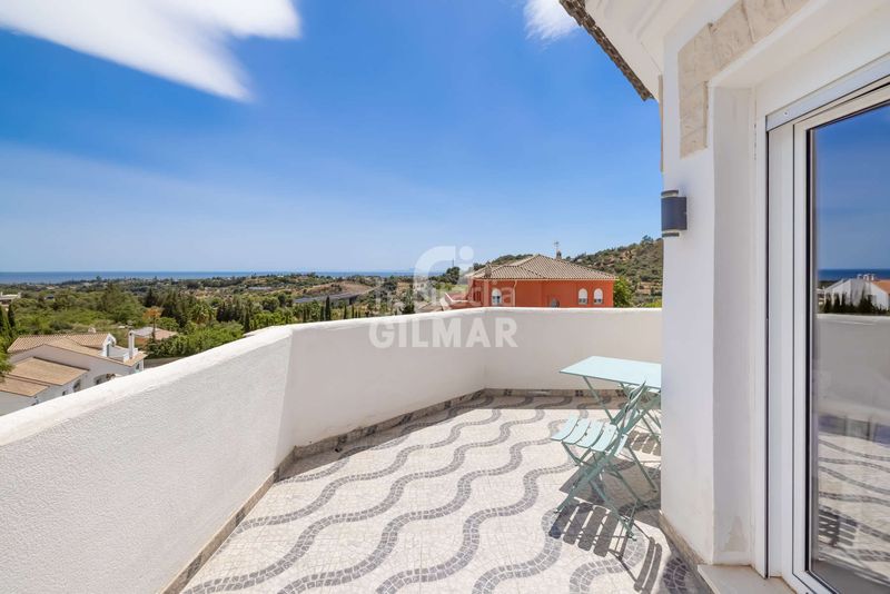 Foto ecd6a7ac-991d-49ca-9d76-98e8b483a2af. Xalet amb aparcament piscina a altos de Estepona Estepona