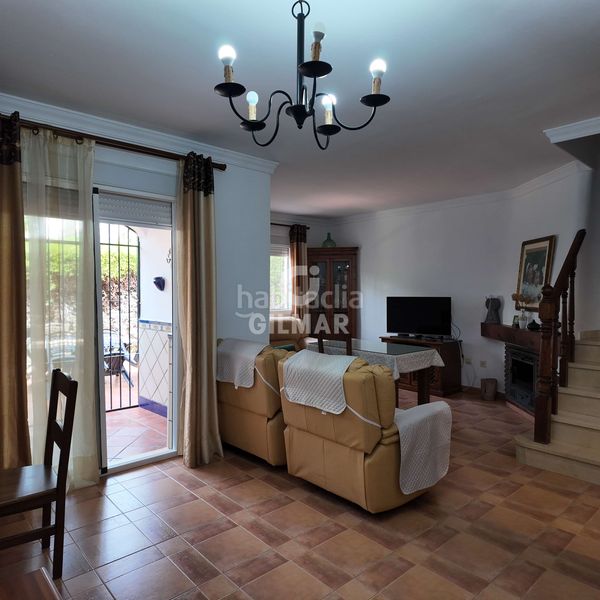 Foto 0e2be368-84b0-4eba-8bb6-bb005c82fe2f. Casa aparellada amb aparcament piscina a Bel - Air Estepona