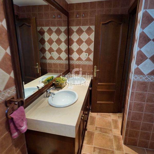 Foto 13dcca12-25af-4431-bb33-e350299233b5. Casa aparellada amb aparcament piscina a Bel - Air Estepona