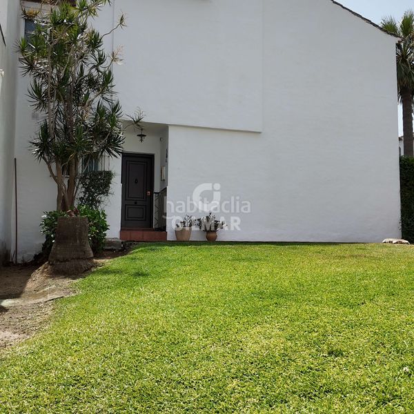 Foto 6b080968-cf7d-45b6-b971-61aa80e7f8f1. Casa aparellada amb aparcament piscina a Bel - Air Estepona
