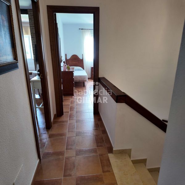 Foto 9e7d3e66-7a6a-4382-a370-ae865682b02e. Casa aparellada amb aparcament piscina a Bel - Air Estepona