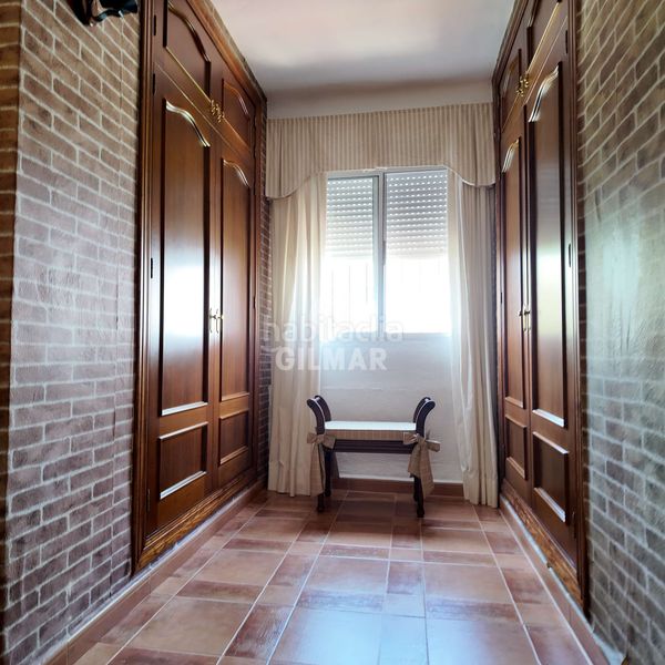 Foto b2f8d8de-34c9-437c-bac9-aa98d0267e5e. Casa aparellada amb aparcament piscina a Bel - Air Estepona