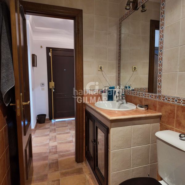 Foto b96ab546-65de-49d2-856b-de05f63b298a. Casa aparellada amb aparcament piscina a Bel - Air Estepona