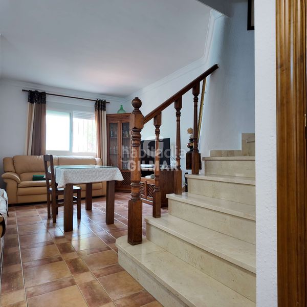 Foto ea06bd2f-4ab4-4c4c-88be-808d7c339813. Casa aparellada amb aparcament piscina a Bel - Air Estepona