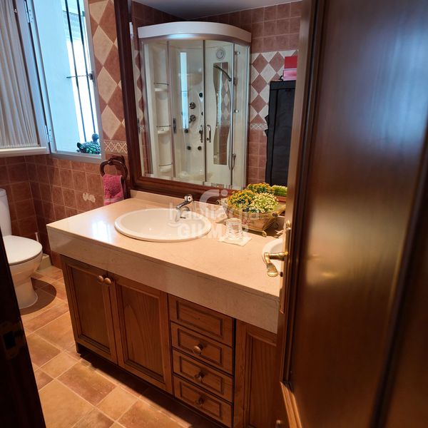 Foto f2fb24fc-2521-4c8d-b819-46cd856db9f1. Casa aparellada amb aparcament piscina a Bel - Air Estepona
