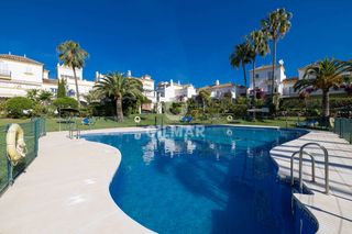 Casa adossada a La Concha - Resina Golf. Magnífico chalet adosado en exclusiva urbanización de nueva vill
