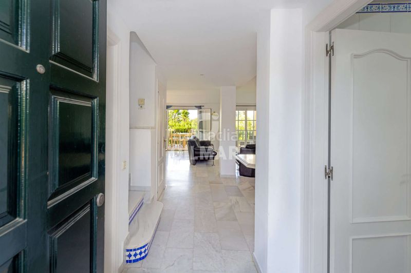 Foto 5813c9a3-685a-4478-bf17-c2d9616bf265. Casa adossada amb calefacció piscina a La Concha - Resina Golf Estepona